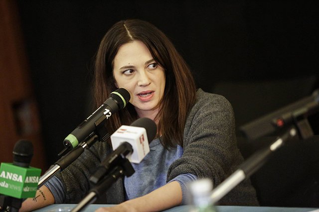 Актриса, осудившая Вайнштейна, сама попала под обвинения в домогательствах