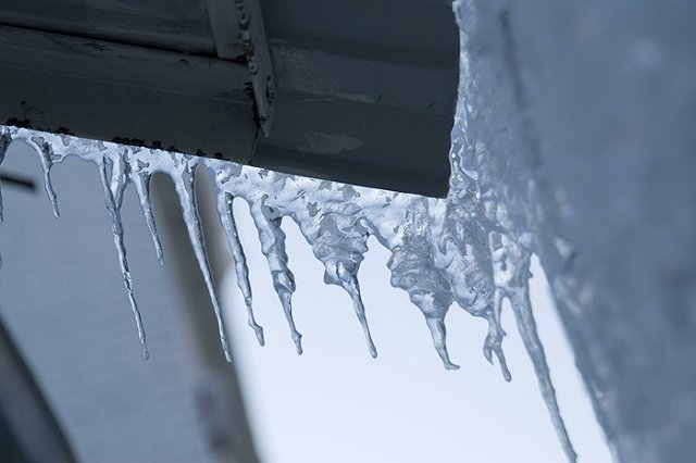 В центре Екатеринбурга глыба льда упала на коляску