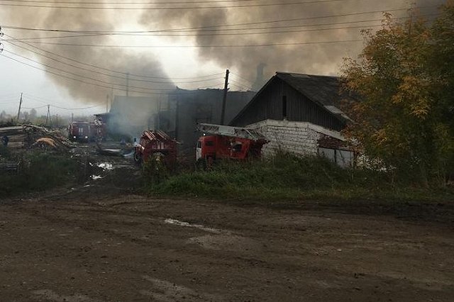Под Сысертью горит цех по производству кошачьего корма