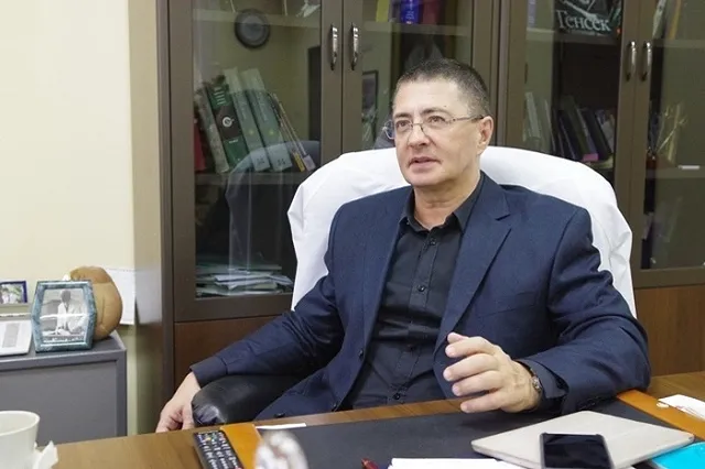 Доктор Мясников сравнил противников вакцинации от коронавируса с представителями ЛГБТ