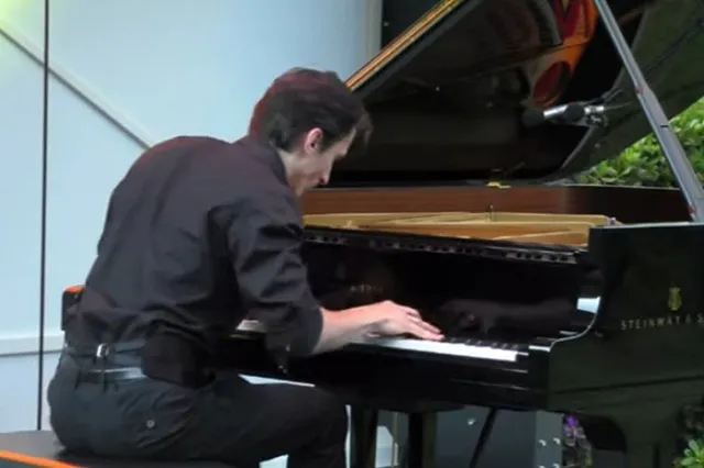 Британский колледж отстранил педагога после выступления в Мариуполе