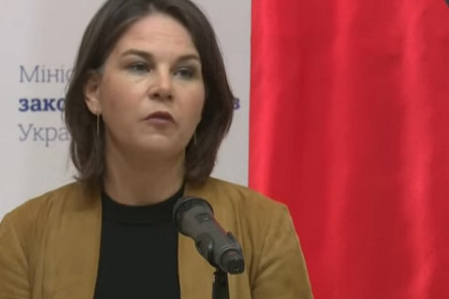 Бербок: Германия начала производство вооружений для Украины