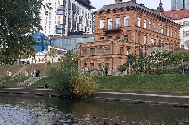 Охранники клубного дома в центре Екатеринбурга запретили съемку известному фотографу