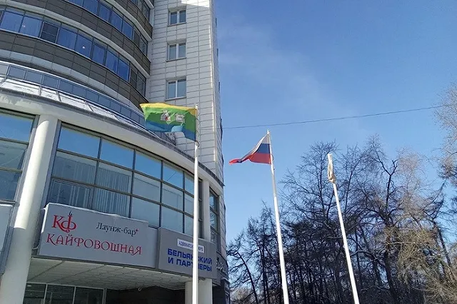 «Ваши варианты?» Екатеринбурженку озадачил неопознанный флаг на флагштоке