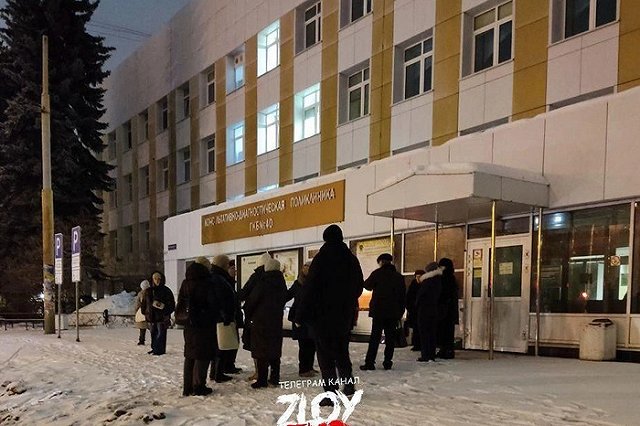 Екатеринбуржцы с раннего утра выстраиваются в очереди перед больницей