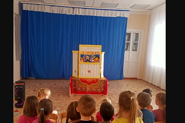 В детсаду в Удмуртии показали сказку, где колобок хочет служить в армии