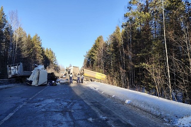 Движение полностью перекрыто: на свердловской трассе столкнулись два грузовика