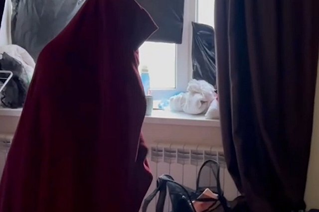 Девушки спрятались под одеяла: в Екатеринбурге накрыли очередную «проститутошную»