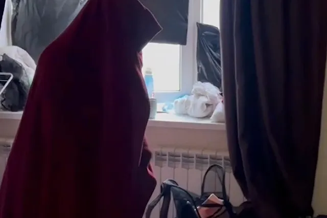 Девушки спрятались под одеяла: в Екатеринбурге накрыли очередную «проститутошную»