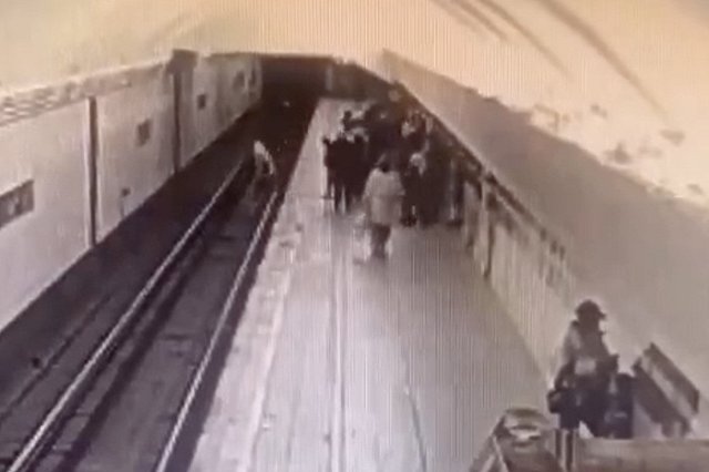 Пенсионерка толкнула 13-летнюю девочку на пути в метро