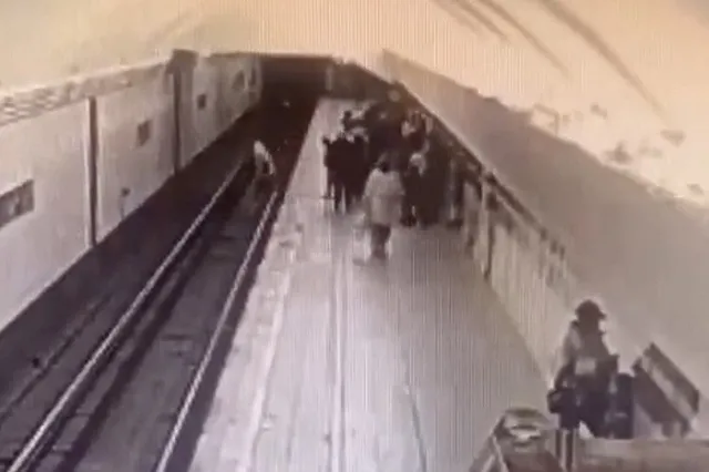 Пенсионерка толкнула 13-летнюю девочку на пути в метро