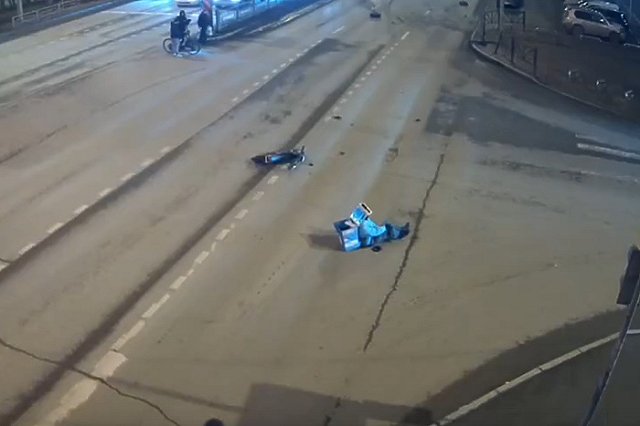 В Екатеринбурге курьер на электровелосипеде поехал на красный и едва не погиб
