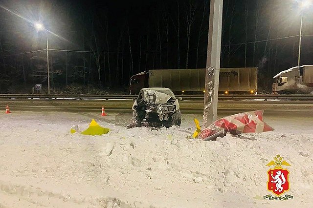 Водитель иномарки врезался под Екатеринбургом в столб по дороге с новогоднего корпоратива