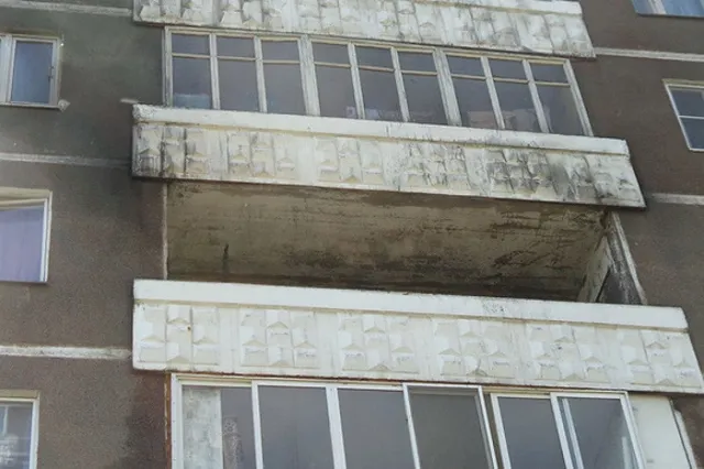 В Нижнем Тагиле пьяный пожилой мужчина погиб, пытаясь спуститься с балкона