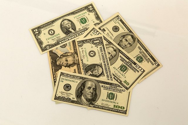 Сбербанк изменил прогноз по стоимости доллара почти на 10 рублей