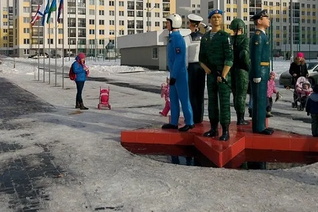 В Академическом пьяные похитили из рук скульптуры десантника копию Калашникова