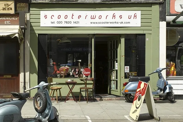 Кореец проехал на скутере 37 стран и лишился его в Великобритании