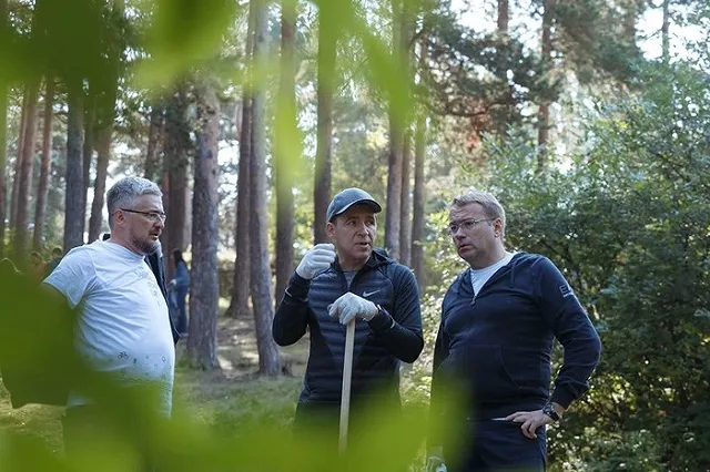 Куйвашев почистил Шарташский лесопарк и прокатился на велике в «Тур де Шарташ»