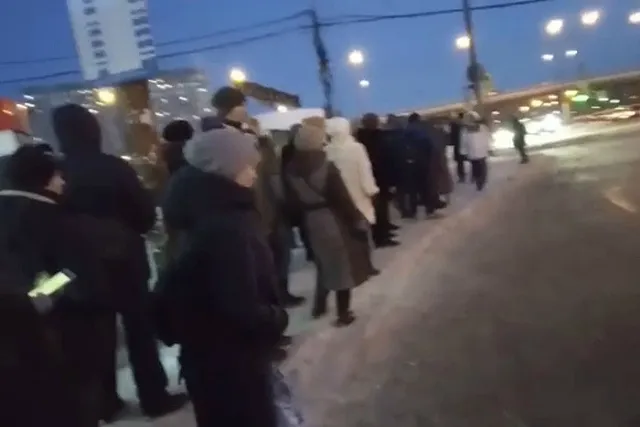 Из-за отмены 024-й маршрутки на остановках образовался коллапс