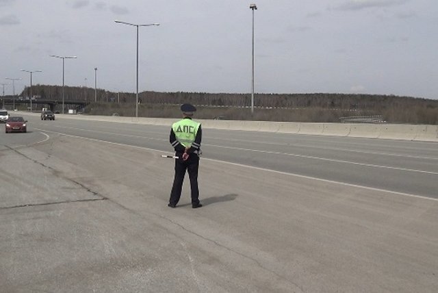 Сотрудники ГИБДД проверили на Кольцовском тракте знание ПДД