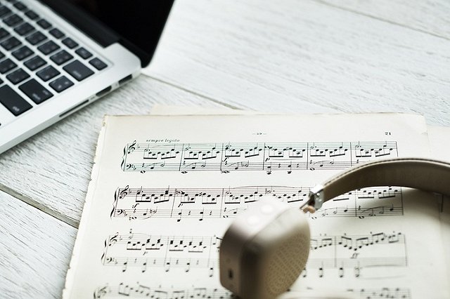 Rammstein и Цой помогают: половина жителей России любит работать под музыку