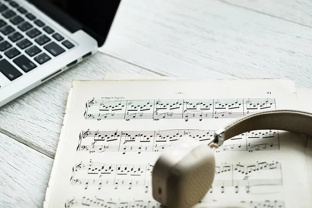 Rammstein и Цой помогают: половина жителей России любит работать под музыку