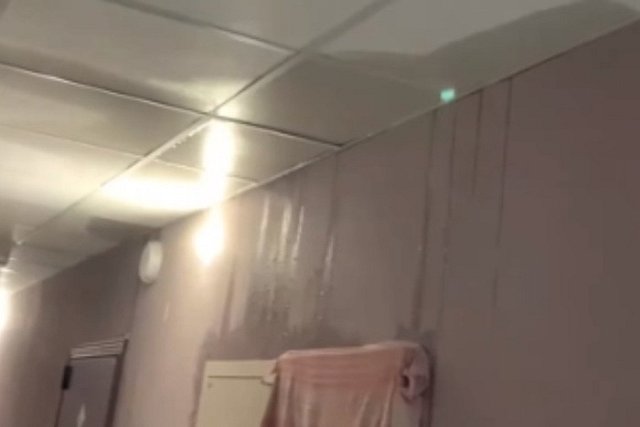 «Залило квартиры до 13 этажа»: в Академическом затопило многоэтажку — видео