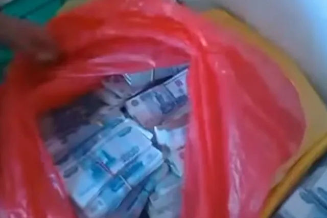 В черный список госслужбы внесены 19 свердловчан, уволенных за взятки