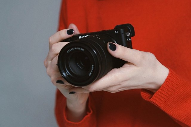 Свердловчанка устроила скандал в школе из-за выпускного альбома дочери