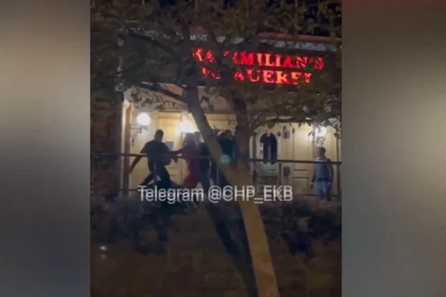 В Екатеринбурге около известного ресторана в массовой драке избили девушку