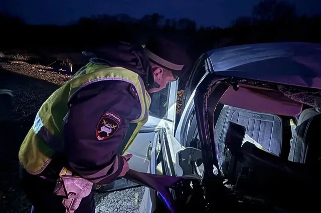 Прилежный водитель врезался ночью в бетонное ограждение на свердловской трассе (ФОТО)