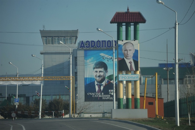 Кадыров возглавил 100-тысячное шествие по случаю дня рождения Путина