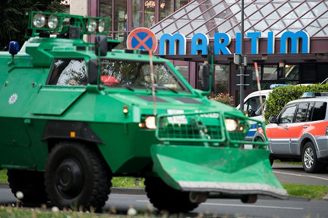 50 тысяч «левых» осадили гостиницу с 600 делегатами «Альтернативы для Германии»