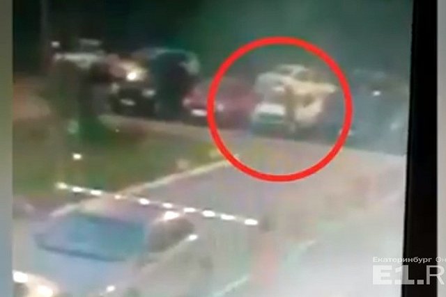 Поджог автомобилей на Широкой Речке попал на камеры видеонаблюдения