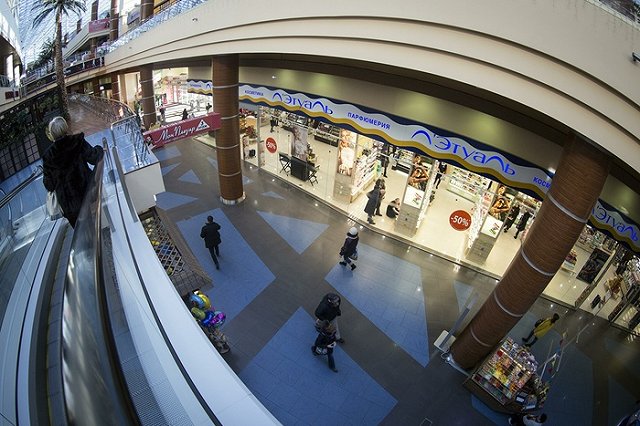 В Миассе на посетительницу ТЦ упал потолок, женщина госпитализирована