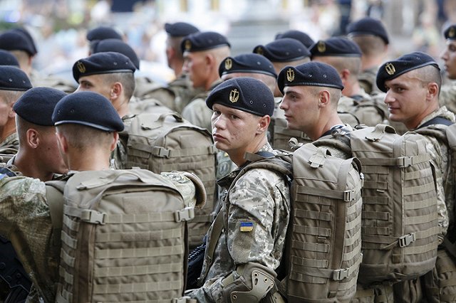 Морпехи на Украине отказались снимать черные береты перед Порошенко