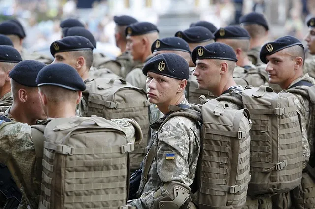 Морпехи на Украине отказались снимать черные береты перед Порошенко