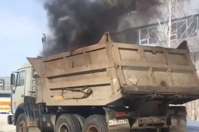 В Екатеринбурге на Объездной загорелся КамАЗ — видео