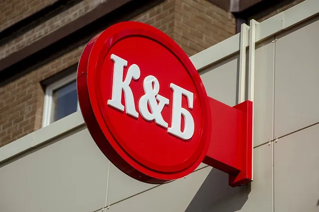 Бил бутылки и справил нужду: в Новоуральске парень устроил погром в «Красном &amp; Белом»