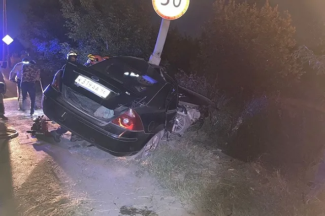 Погибли два человека: на Сибирском тракте водитель иномарки на скорости врезался в столб