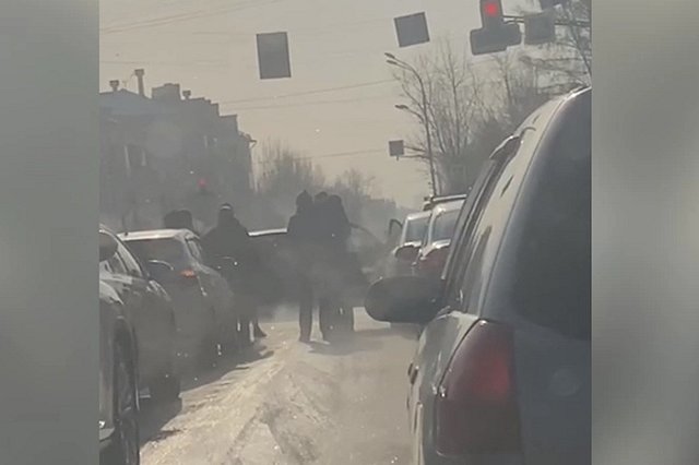 В Екатеринбурге водители подрались за место в пробке