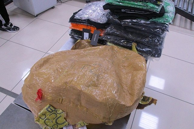 В Кольцово пенсионерку задержали за попытку провезти брендовую одежду из Турции