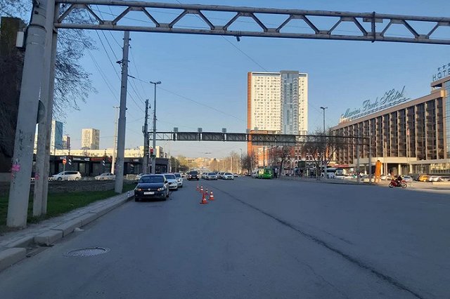 В центре Екатеринбурге два автомобиля сбили одного пешехода