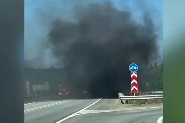 На свердловской трассе загорелся цементовоз