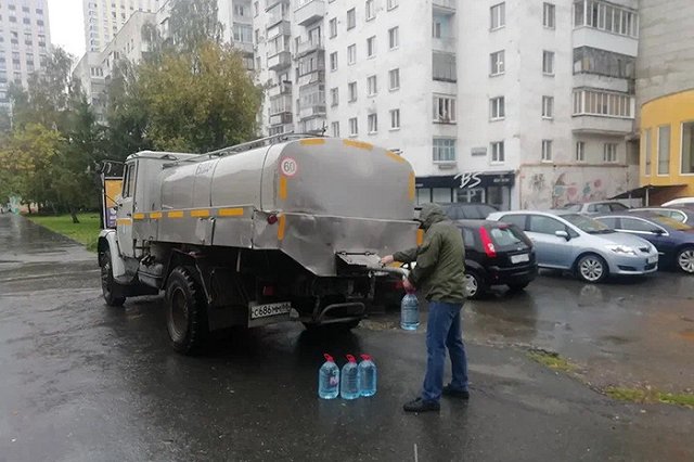 «Подключают соседний дом». Жители центра Екатеринбурга остались перед выходными без холодной воды