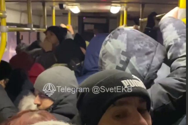 «Ты сама козел!». Склока на национальной почве случилась в Екатеринбурге из-за толкучки в автобусе