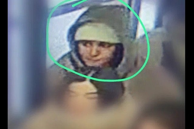 В Екатеринбурге карманница совершила кражу во вращающейся двери (ВИДЕО)