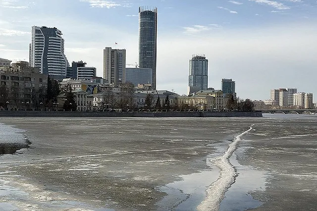 Тела двоих мужчины достали из воды в Свердловской области