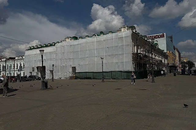 На Вайнера занавесили здания полотном и поставили леса