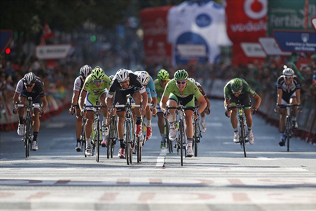 Велогонщики  во время многодневки подрались прямо на трассе